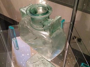 Vitrum contribuisce al restauro di una bottiglia di vetro del II secolo d.C.