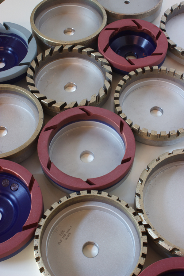 Mole diamantate metalliche e resinoidi a tazza di Bovone Diamond Tools Srl